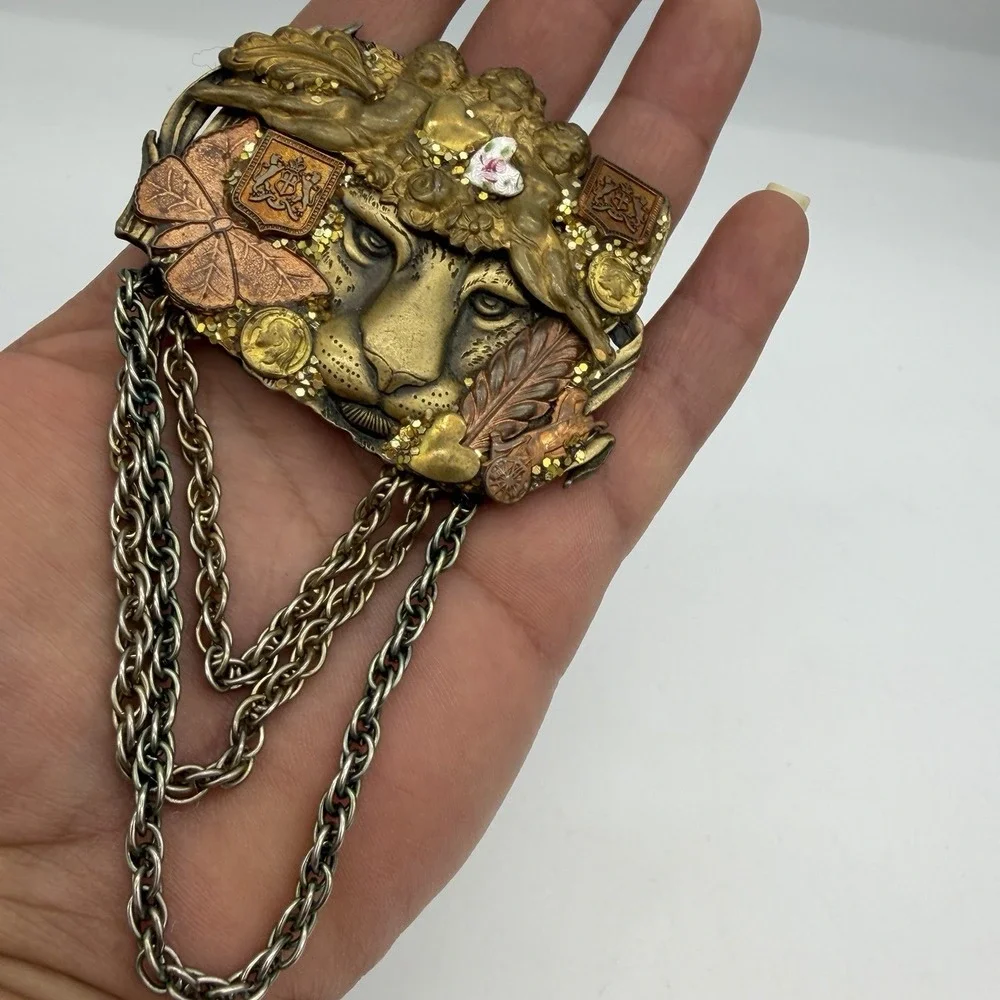Vtg Sarah Jane Lion Head Brooch Art Nouveau Renaissance Enamel‎ Heart Upscyled